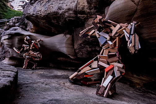 ‘A-Shared-Weight’,-Elyssa Sykes-Smith-recycled-timber ‘A-Shared-Weight’,-Elyssa Sykes-Smith-recycled-timber,-Sculpture-by-the-Sea,-Bondi,-2013