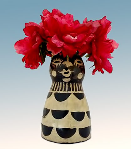 lenca-woman-flower-vase_400 Black and white lenca-woman-flower-vase_