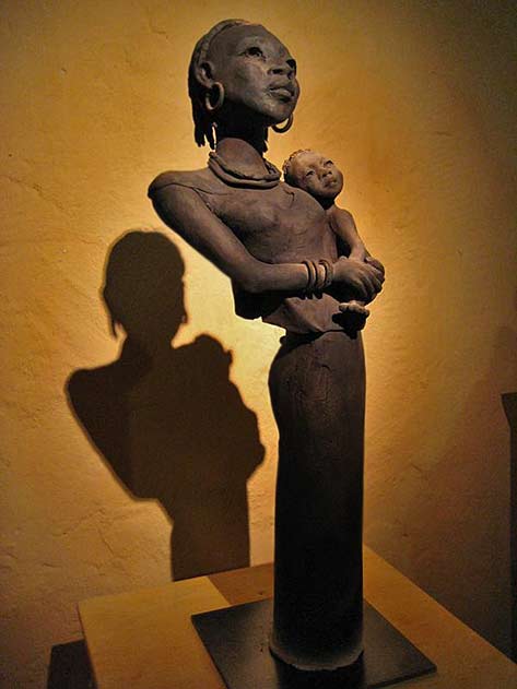 Michele-Ludwiczak-french-ceramic-sculpture Michele-Ludwiczak African woman hoilding child sculpture