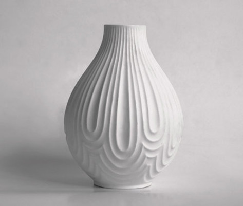 porcelain-vase-Heinrich-and-Co 1001vintage- elegant vase by German porcelain manufacturer Heinrich&Co.