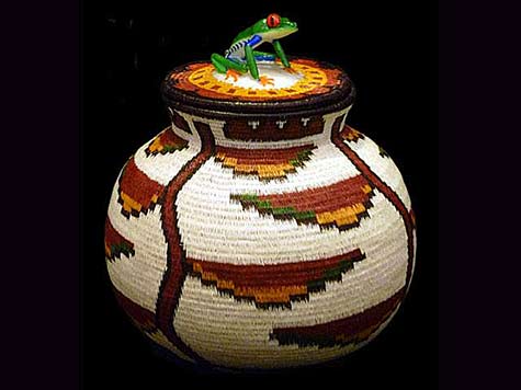 Woven lidded pot - Costa Rican Wounaan tribe Woven lidded pot with frog handle - Costa Rican Wounaan tribe