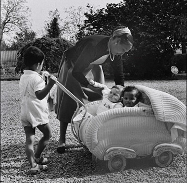 josephine-baker-379x371 Getty Image 111074049-Josephine Baker with 3 oh her 12 adopted children