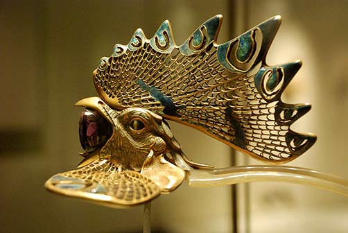 1280px-Tiara_de_Lalique_-_Calouste_GulbenkianÉpingle-à-chapeau-of-Lalique rene lalique cockerel tiara gold