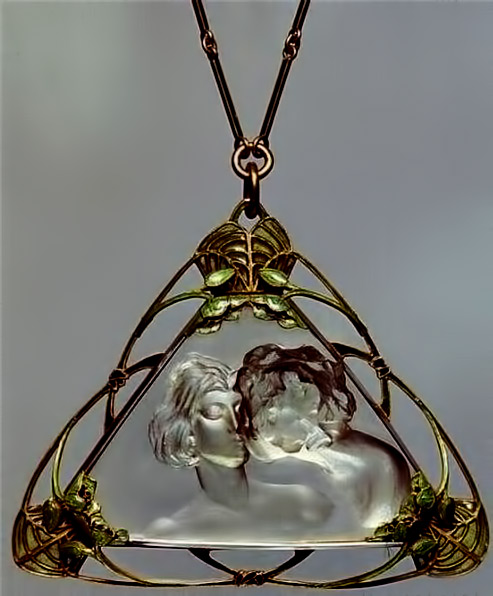 lalique-art-nouveau-pendant-493x596 Rene Lalique pendant with kissing couple in gold and frosted crystal