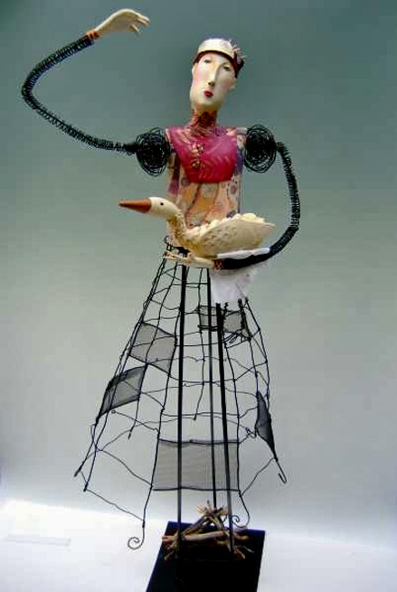 laura-balombini-wire-sculpture-439x655 Laura Balombini mixed media art figure