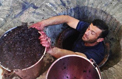 cleaning-qvevri-pots-419x274 Qvevri pot cleaning in Georgia