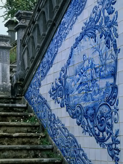 Azulejos-tile-on-stairs Azulejería portuguesa.