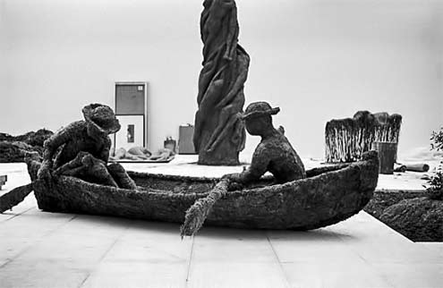 Boat-sculpture--by-Finnish-Olavi-Lanoo,Venice-1978 A boat with two oars made of tree roots and soil by Finnish Olavi Lanoo,Venice 1978Photo by Adriano AlecchiMondadori Portfolio via Getty Images)