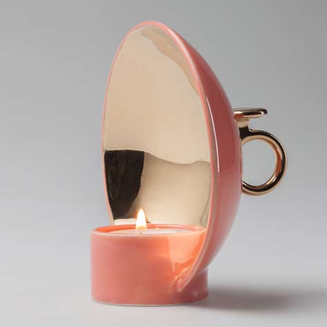 alessandro-zambelli-ceramic-candleholder Salmon-pink-candleholder-with-gold-details-called-lume-by-alessandro-zambelli-looks-like-a-satellite-dish