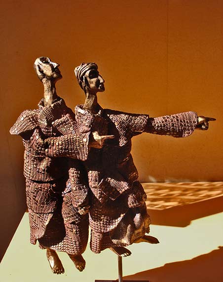 Two-sculpture-figures-Jo-Ilona a.blogui9-'Directions'-'THE-LOW'-Stoneware,-H-~-30cm