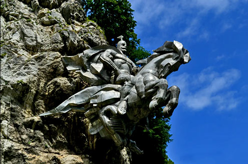 Alagir-gorge--equestrian-monument Alagir-gorge-on-the-Transcaucasian-highway.largest-equestrian-monuments-in-the-world,-and-it-weighs,-scary-to-say,-28-tons---