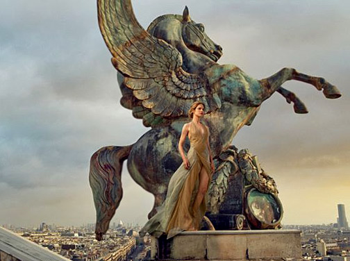 Natalia-Vodianova-photo-by- Annie-Leibovitz Natalia Vodianova, photographed by Annie Leibovitz -l “Grand Entrance” for Vogue USA