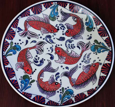 danielle-adjoubel-ceramic-plate aquarium-danielle-adjoubel ceramic plate with red and pink fishes