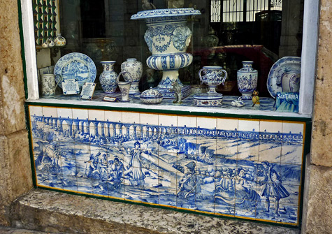 Lisbon-azulejos-aqueduct-mural Aqueduto-AzulejoÁguas-Livres-Aqueduct-(Aquädukt)-als-Tile-Wandbild-in-der-Street-Alcrim-in-Lisbon--by-SchiDD
