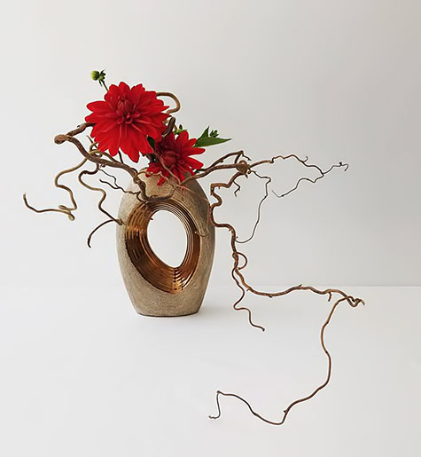 Art-Floral-Ikebana-Mai-Van-Thai-Thomas-- Art-Floral-Ikebana-Mai-Van-Thai-Thomas--red flowers and branches ikebana