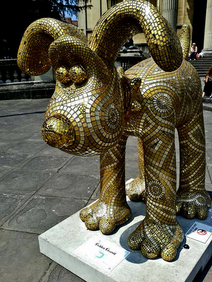 Golden-Gromic-Julie-Vernon Artista-Julie-Vernon-Mosaicos Golden Gromit mosaic sculpture