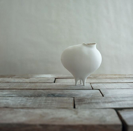atsum-izumi -ceramics atsum-izumi white ceramic tri footed contemporary vessel