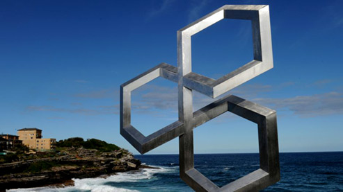 australian-sculpture-artist-fatih-semiz-493x277 Australian artist Fatih Semiz geometric sculpture by the sea - 'Isometric Trinity'