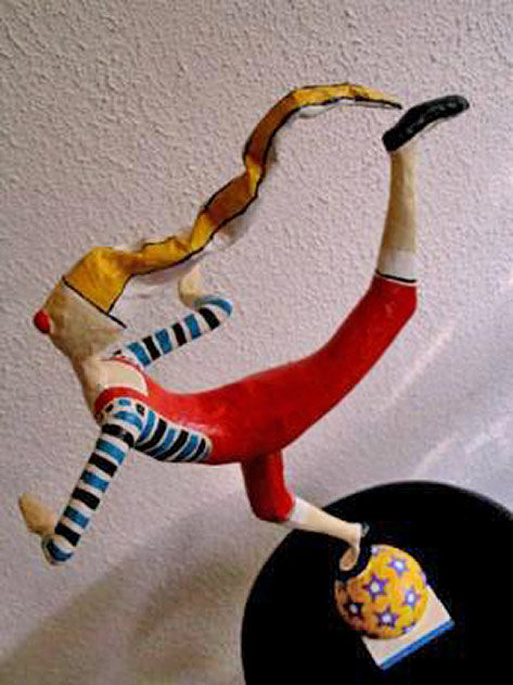 Ball-bearer-Fábio-de-Souza-Pinheiro Ball-bearer-Fábio-de-Souza-Pinheiro - balancing clown on a ball