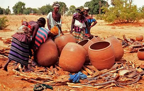 Bamana-pot-firing Arranging large Bamana pots for firing - Mali