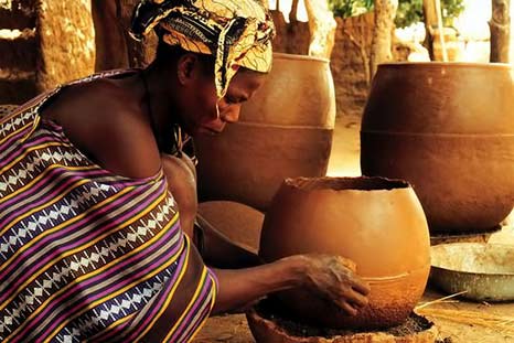 Bamana-potter-Seban-Fané,-Kunògò,-Mali,-1991 Female Bamana potter in Mali