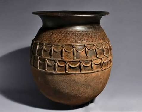 Bamileke,-Cameroon-African-pot Stylized figure decoration - Bamileke, Cameroon