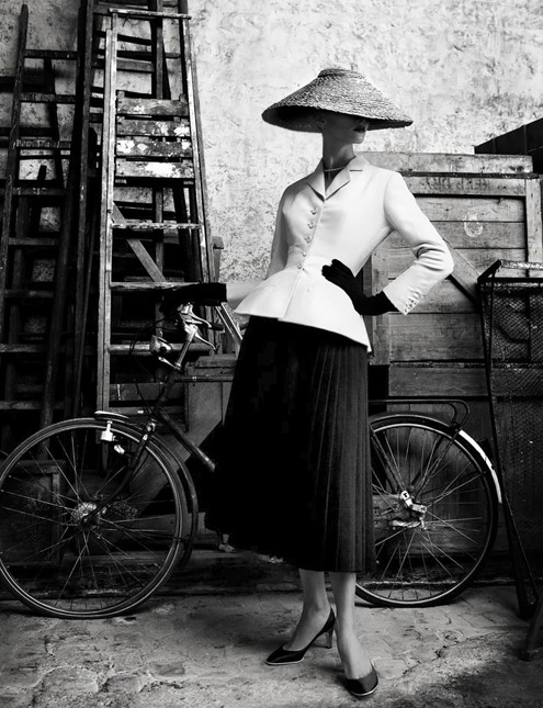 christian-dior-bar-suit-495x645 Model wearing a Bar-Suit-(1947)-–-Christian-Diorphoto art/photography/black-white-photography/patrick-demarchelier-