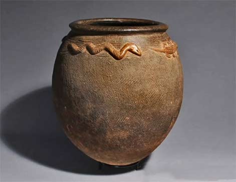 Baule,-Ivory-Coast-pottery Baule pot with reptile motifs
