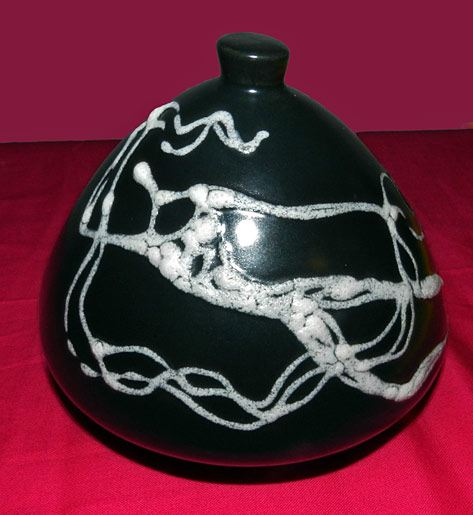 beautiful-sascha-brastoff-black-&-white-dancing-nudes-ashtray beautiful-sascha-brastoff-black-&-white-dancing-nudes-ashtray vintage