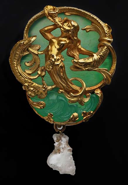 Belle-Epoque-Carved-agate-brooch Belle-Epoque-Carved-Agate-Pearl-Gold-Naiad-and-Sturgeons--Jewel