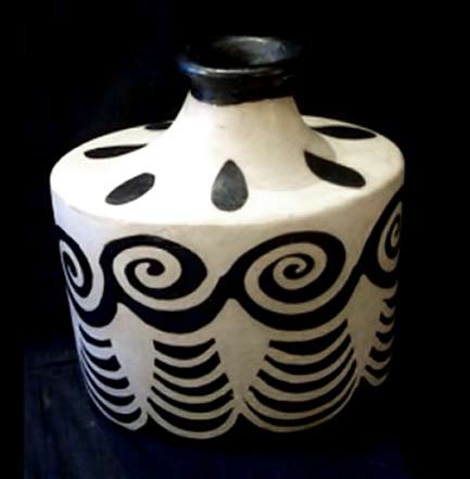 Black-and-white,-bi-chrome-Honduros-Lenca-Pottery black and white Lenca pottery