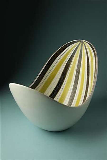 Bowl,-designed-by-Stig-Lindberg-for-Gustavsberg,-Sweden Bowl, designed by Stig Lindberg for Gustavsberg, Sweden. with striped interior