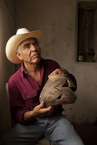 juan-quezada-mata-ortiz-founding-father-374x559 founding father of Mata Ortiz pottery, holds one of the ancient pots of the Casas Grandes region