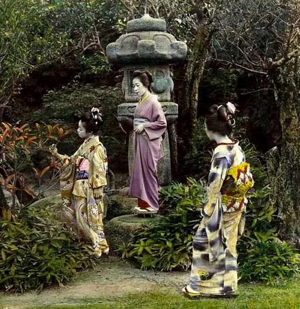 T-enami-photo-of-geishas Ca.1905-hand-tinted-half-stereoview-image-by-T.-ENAMI-of-Yokohama.