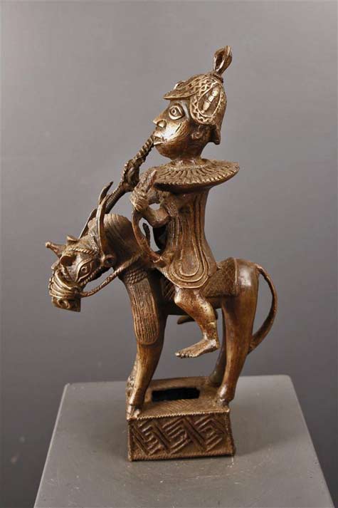 benin-bronze-figurine Cavalier-Bini-Edo---Bronze-du-Bénin a man riding his horse