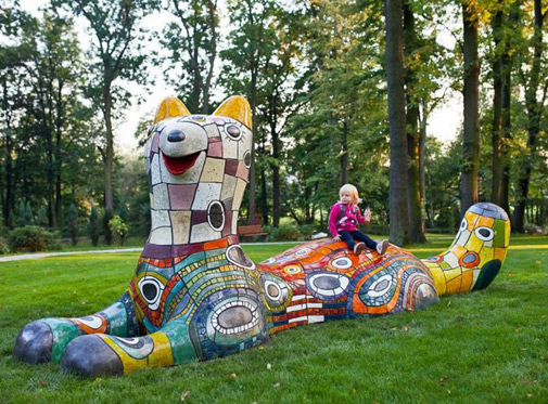 Monumental-cat-sculpture-Alexandra-Koláčková Ceramic-sculpture-'The-Cat'-in-the-park-Petrovice---by-Alexandra-Koláčková
