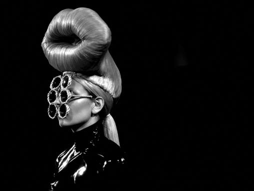 charlie-le-mindu-headpiece charlie-le-mindu-headpiece-kiss-me-ss-2011-photo-by-vernie-yeung