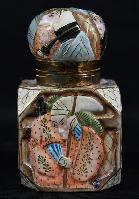Chinese-porcelain-perfume-bottle Chinese porcelain perfume bottle with lid