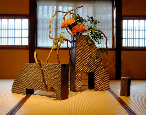 Munemi Yorigami-ikebana-sculpture clever-writing-munemi-yorigami ikebana-sculpture display with two geometric ceramic pieces
