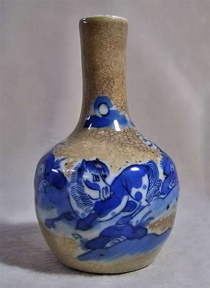 cobalt-blue-on-Ge-glaze--DGVAS flickr Chinese antique vase with horse motif in blue and white