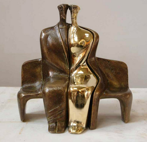 theodoros-papagiannis-modernist-couple-493x475 Seated cuddling couple outdoors by Theodoros Papagiannis