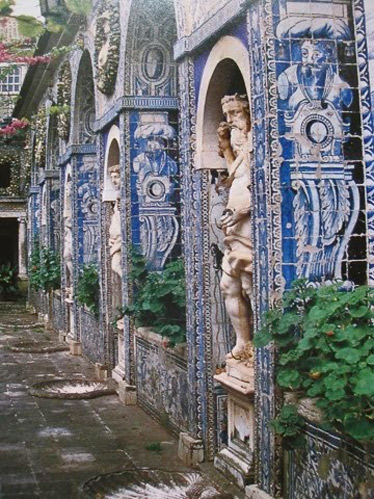 Azulejos-columns-Lisbon-palace The Palace of the Marquesses of Fronteira, Lisbon
