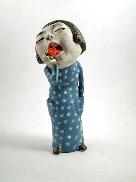Dai-Li-ceramic-sculpture Dai-Li=ceramic figurine of a Chinese girl eating a strawberry
