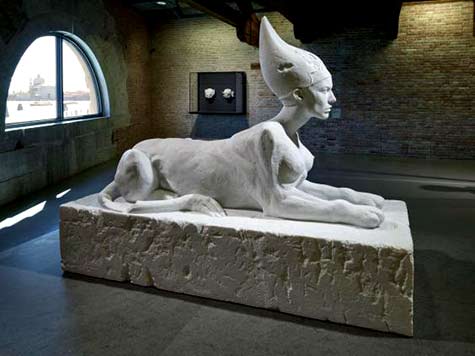 Damien-Hirst--'Sphinx'-sculpture Damien-Hirst--'Sphinx'-white sculpture