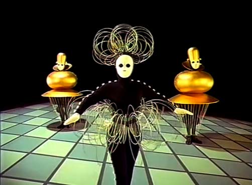 Triadische-Ballet-perfprmance Bauhaus das-Triadische-Ballet