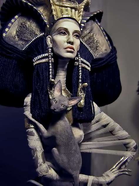 Detail-of-Hathor-by-Popovy-sisters hathor sculpture by the Popovy sisters