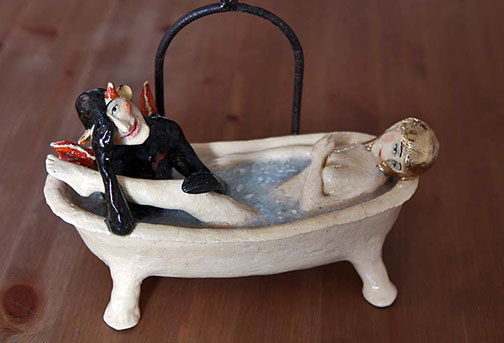 Dorota-Urbaniak-Pelka-figurative-ceramicist Dorota-Urbaniak-Pelka - ceramic figures in a bath