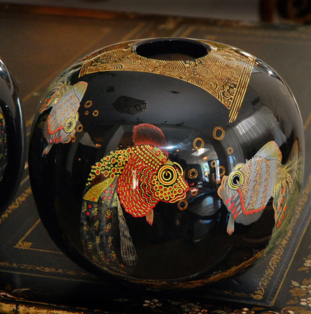 jean-dunand-deco-vase-437x441 Black ovoid lacquered vase with fish decoration