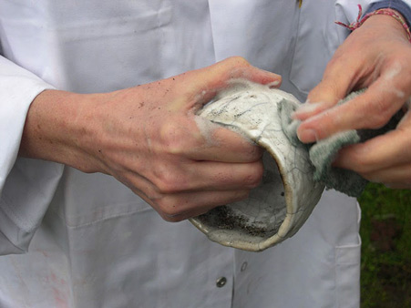 raku-pottery-cleaning Cleaning raku fired ceramic - la porte du soleil workshop