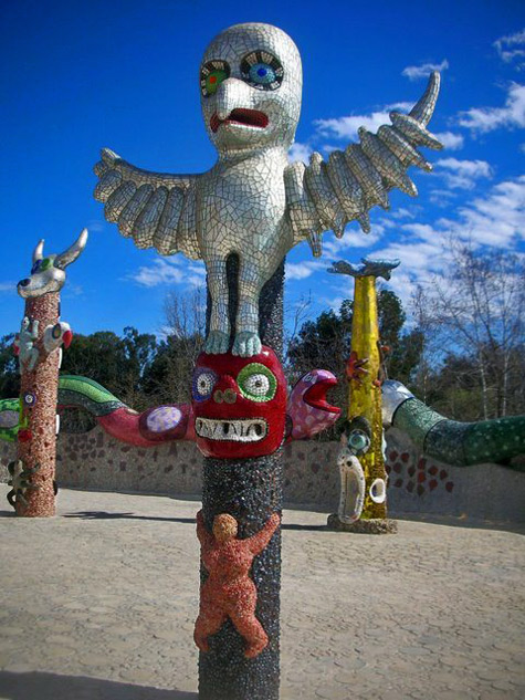 Niki-de-Saint-Phalle-sculptures Totems at Queen Califia's magical circle mosaic sculptures - Niki de Saint Phalle